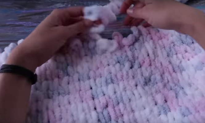 Decke aus Plüschgarn, gehäkelt, handgestrickt, gestrickt. Schemata mit Beschreibung