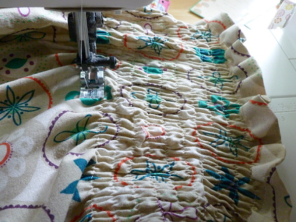 Sommerkleid mit Knöpfen vorne. Schnittmuster zum Nähen mit figurbetontem Oberteil, breiten Trägern und Verschluss