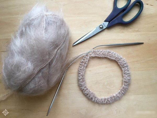 Tokari-Mütze aus Mohair mit englischen elastischen Stricknadeln