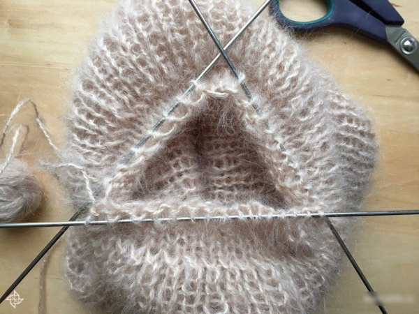 Tokari-Mütze aus Mohair mit englischen elastischen Stricknadeln