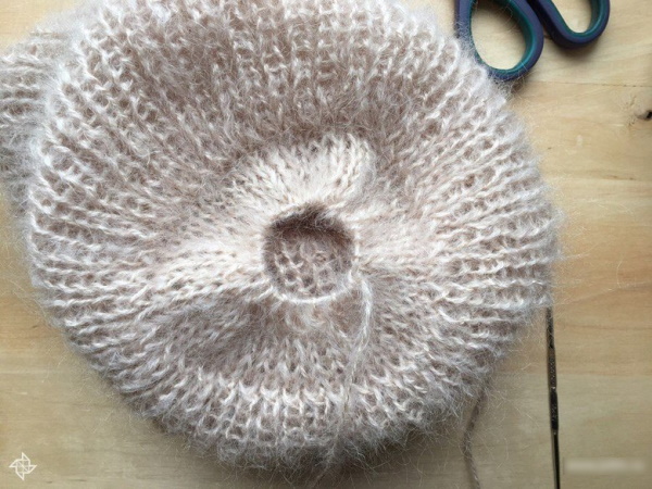 Tokari-Mütze aus Mohair mit englischen elastischen Stricknadeln