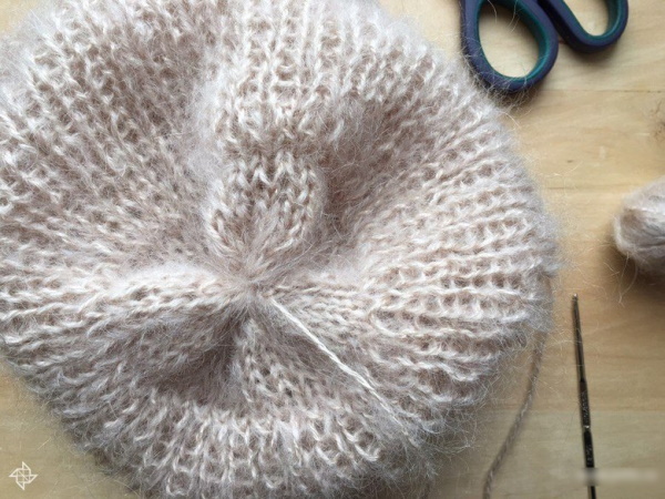 Tokari-Mütze aus Mohair mit englischen elastischen Stricknadeln