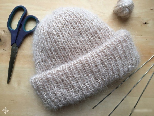 Tokari-Mütze aus Mohair mit englischen elastischen Stricknadeln