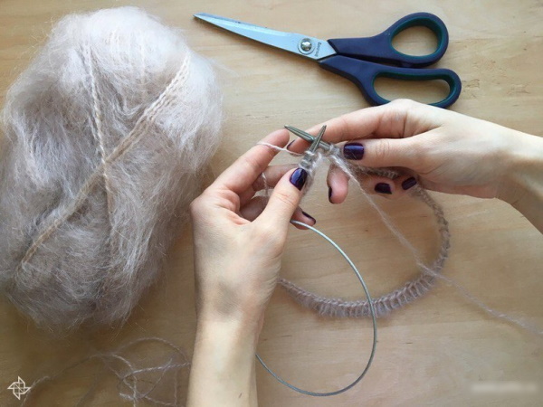 Tokari-Mütze aus Mohair mit englischen elastischen Stricknadeln
