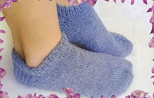Fußabdrücke mit Stricknadeln im Strumpfstich