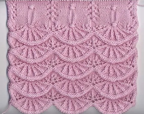 Damen-Strickjacke. Kammmuster