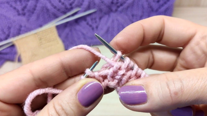 Hohles Gummiband mit Stricknadeln. Beschreibung, Muster im Kreis, in Wendereihen, auf zwei Nadeln