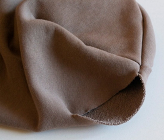 Gestrickte Beanie-Mütze. Nähen des Produkts