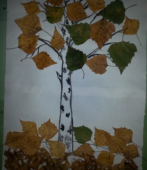Applikation mit Herbstblättern. Birke