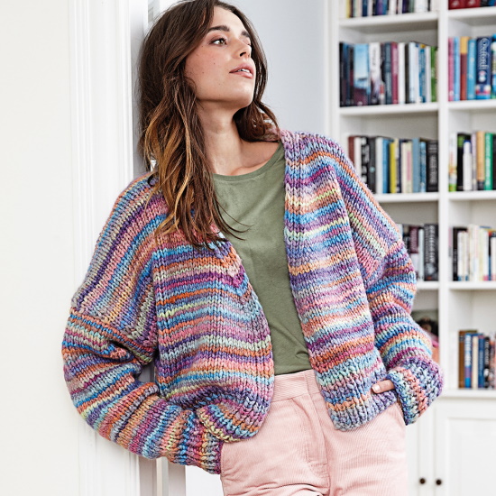 Übergroße Strickjacke gestrickt. Schema mit Beschreibung für Frauen