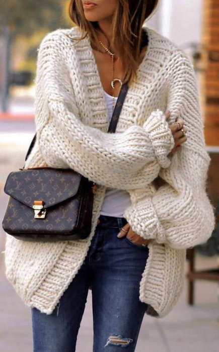 Übergroße Strickjacke gestrickt. Schema mit Beschreibung für Frauen
