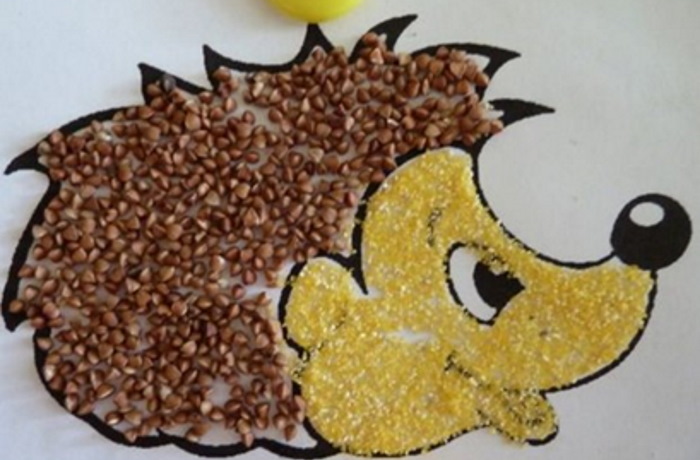 Bilder aus Getreide und Samen in Handarbeit hergestellt. Igel