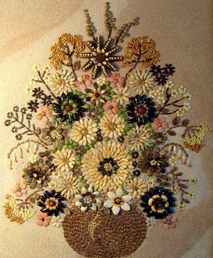 Bilder aus Getreide und Samen in Handarbeit hergestellt. Vase mit Blumen