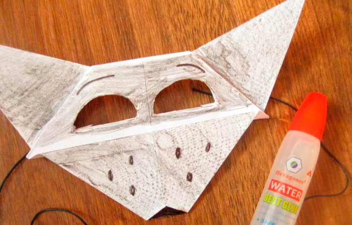 DIY-Maske für Kinder aus Papier und Pappe. Karnevals- und Theatervorlagen