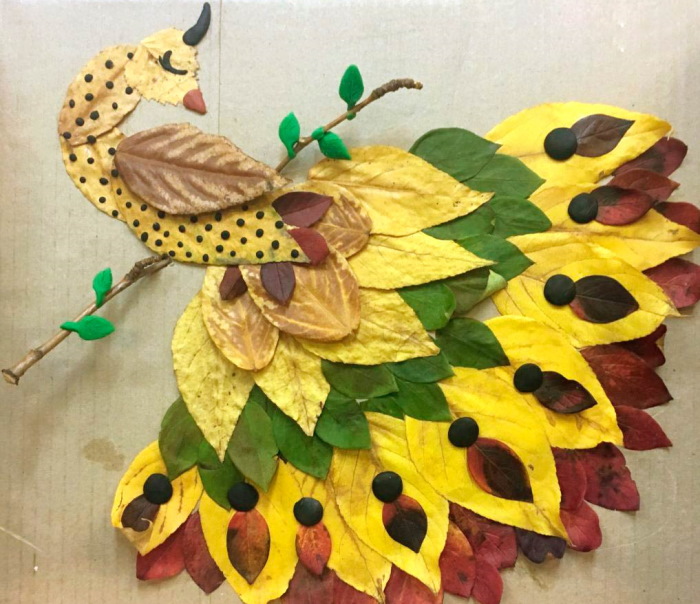 Herbstliches Papierbasteln. Feuervogel
