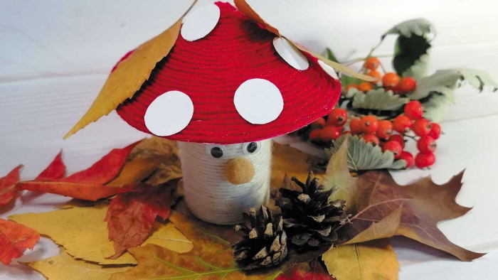 Herbstliches Papierbasteln. Pilz unter einem Blatt