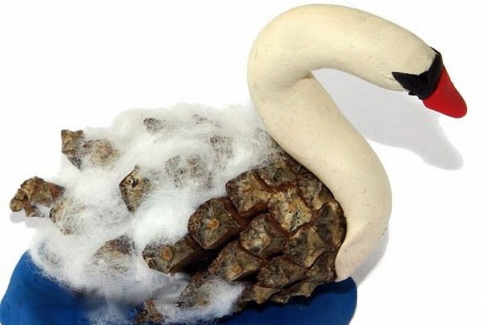 Basteln aus Tannenzapfen für Kinder. Schwan