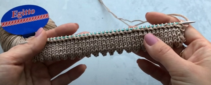 Hohles elastisches Gestrick mit gezacktem Rand