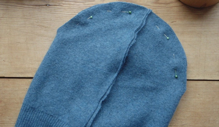 Gestrickte Beanie-Mütze. Nähen des Produkts
