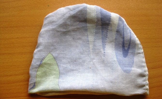 Nähen Sie mit Ihren eigenen Händen eine gestrickte Beanie-Mütze. Muster mit ungewöhnlicher Krone, Revers