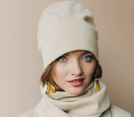 Nähen Sie mit Ihren eigenen Händen eine gestrickte Beanie-Mütze. Muster mit ungewöhnlicher Krone, Revers