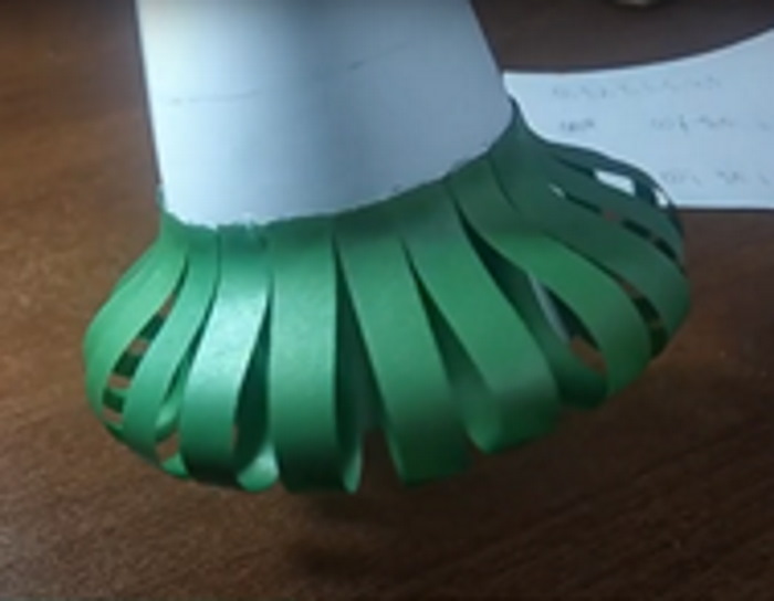 Weihnachtsbaum (Tannenbaum) Neujahrsbasteln mit eigenen Händen aus Pappe, Papier, Schrott