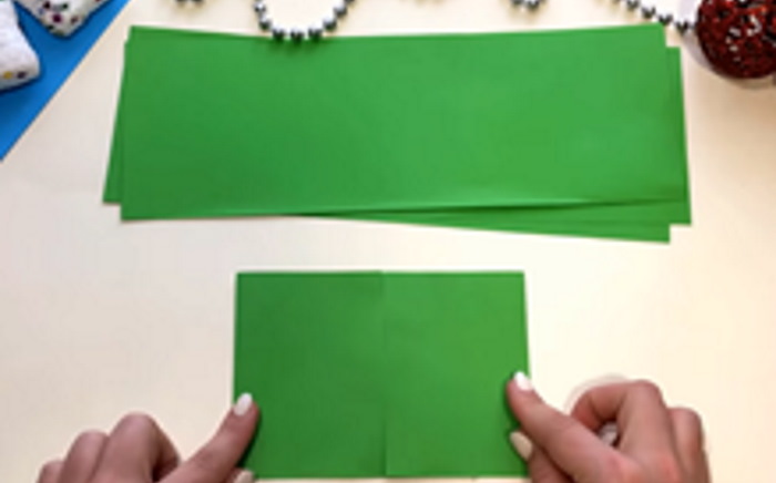 Weihnachtsbaum (Tannenbaum) Neujahrsbasteln mit eigenen Händen aus Pappe, Papier, Schrott