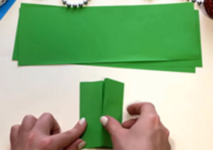 Weihnachtsbaum (Tannenbaum) Neujahrsbasteln mit eigenen Händen aus Pappe, Papier, Schrott