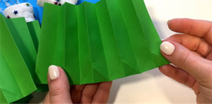 Weihnachtsbaum (Tannenbaum) Neujahrsbasteln mit eigenen Händen aus Pappe, Papier, Schrott