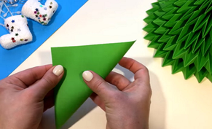 Weihnachtsbaum (Tannenbaum) Neujahrsbasteln mit eigenen Händen aus Pappe, Papier, Schrott