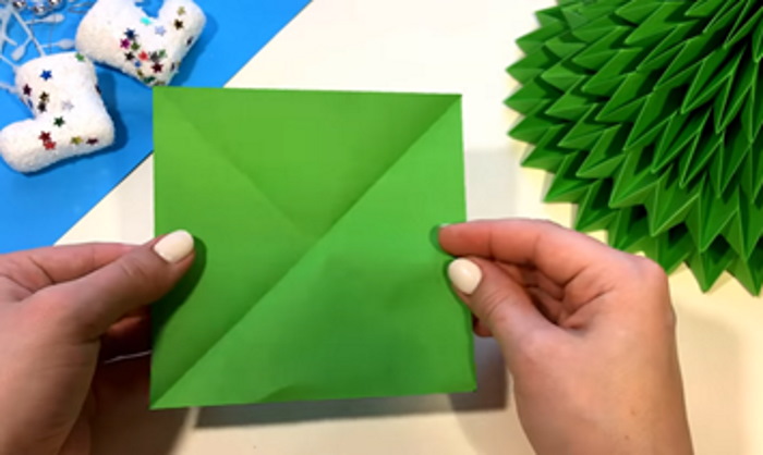 Weihnachtsbaum (Tannenbaum) Neujahrsbasteln mit eigenen Händen aus Pappe, Papier, Schrott