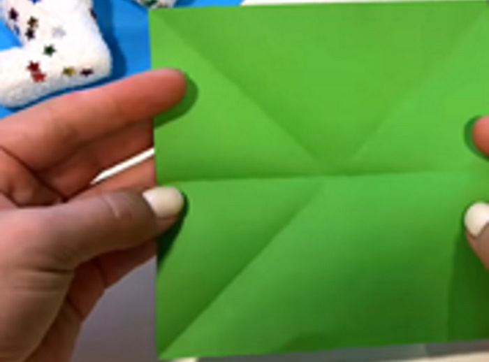 Weihnachtsbaum (Tannenbaum) Neujahrsbasteln mit eigenen Händen aus Pappe, Papier, Schrott