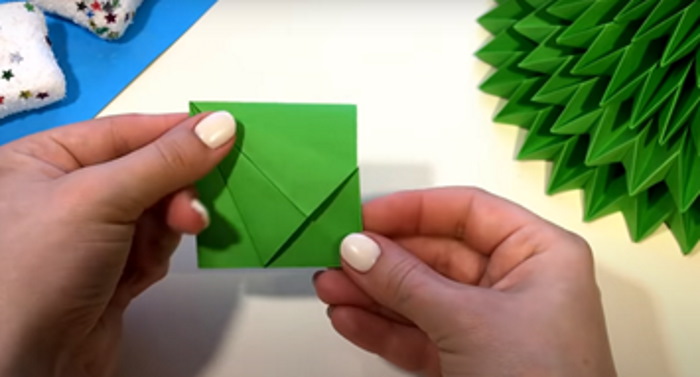 Weihnachtsbaum (Tannenbaum) Neujahrsbasteln mit eigenen Händen aus Pappe, Papier, Schrott