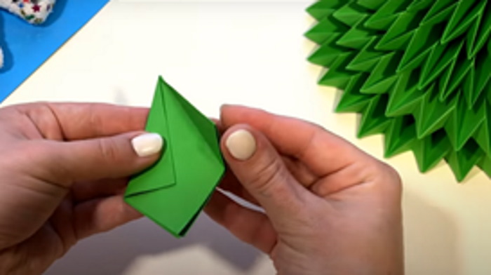 Weihnachtsbaum (Tannenbaum) Neujahrsbasteln mit eigenen Händen aus Pappe, Papier, Schrott
