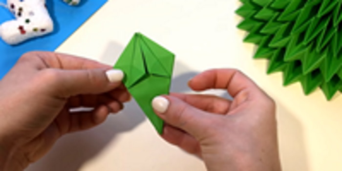 Weihnachtsbaum (Tannenbaum) Neujahrsbasteln mit eigenen Händen aus Pappe, Papier, Schrott