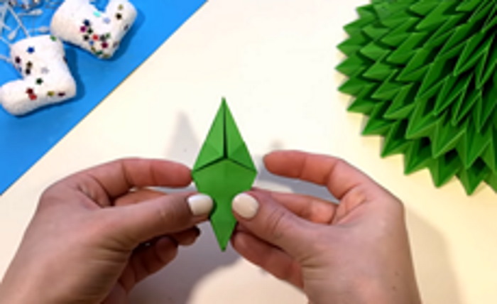 Weihnachtsbaum (Tannenbaum) Neujahrsbasteln mit eigenen Händen aus Pappe, Papier, Schrott