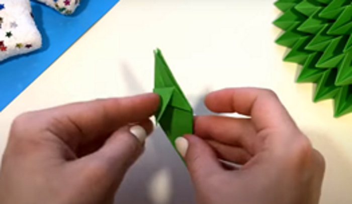 Weihnachtsbaum (Tannenbaum) Neujahrsbasteln mit eigenen Händen aus Pappe, Papier, Schrott