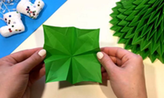 Weihnachtsbaum (Tannenbaum) Neujahrsbasteln mit eigenen Händen aus Pappe, Papier, Schrott