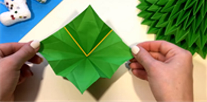 Weihnachtsbaum (Tannenbaum) Neujahrsbasteln mit eigenen Händen aus Pappe, Papier, Schrott