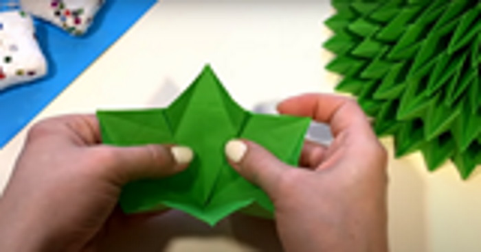 Weihnachtsbaum (Tannenbaum) Neujahrsbasteln mit eigenen Händen aus Pappe, Papier, Schrott