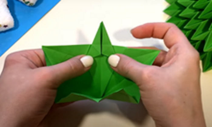 Weihnachtsbaum (Tannenbaum) Neujahrsbasteln mit eigenen Händen aus Pappe, Papier, Schrott