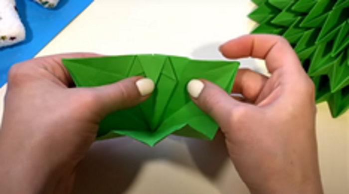 Weihnachtsbaum (Tannenbaum) Neujahrsbasteln mit eigenen Händen aus Pappe, Papier, Schrott
