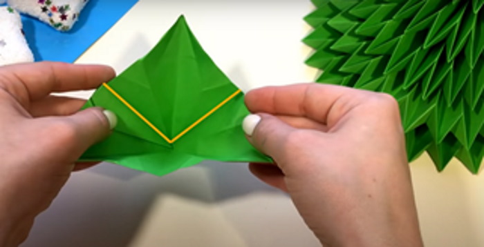 Weihnachtsbaum (Tannenbaum) Neujahrsbasteln mit eigenen Händen aus Pappe, Papier, Schrott