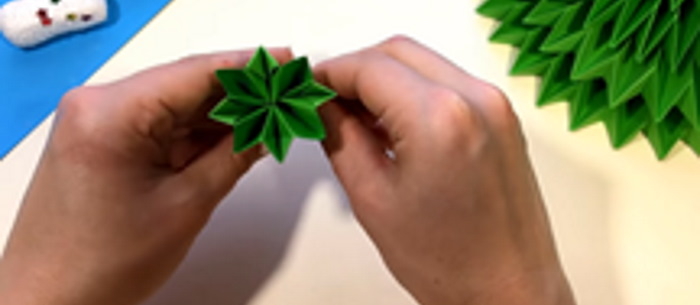 Weihnachtsbaum (Tannenbaum) Neujahrsbasteln mit eigenen Händen aus Pappe, Papier, Schrott