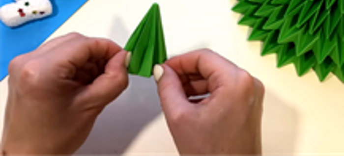 Weihnachtsbaum (Tannenbaum) Neujahrsbasteln mit eigenen Händen aus Pappe, Papier, Schrott