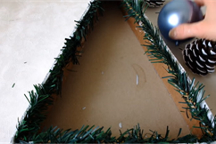 Weihnachtsbaum (Tannenbaum) Neujahrsbasteln mit eigenen Händen aus Pappe, Papier, Schrott