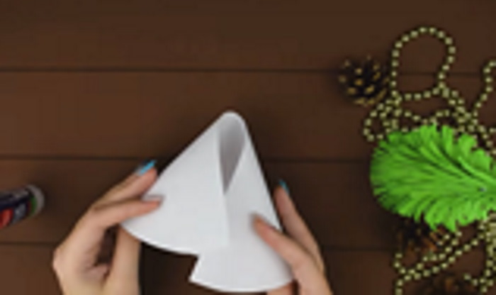 Weihnachtsbaum (Tannenbaum) Neujahrsbasteln mit eigenen Händen aus Pappe, Papier, Schrott