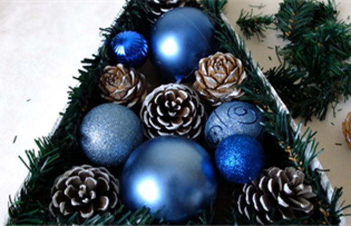 Weihnachtsbaum (Tannenbaum) Neujahrsbasteln mit eigenen Händen aus Pappe, Papier, Schrott