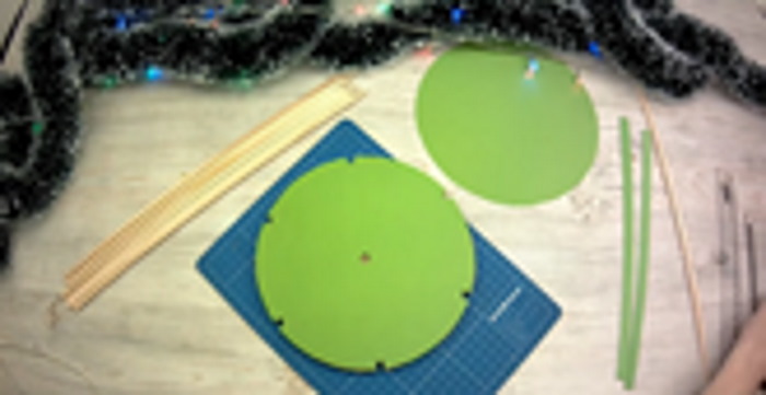 Weihnachtsbaum (Tannenbaum) Neujahrsbasteln mit eigenen Händen aus Pappe, Papier, Schrott