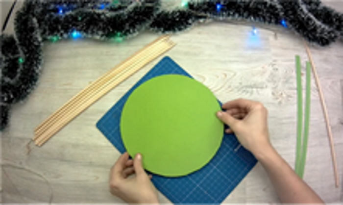 Weihnachtsbaum (Tannenbaum) Neujahrsbasteln mit eigenen Händen aus Pappe, Papier, Schrott